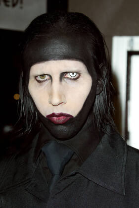 犬耳おばさんもカラコンしてみよっかワン マリリン・マンソンみたいなやつ 道でカツアゲとかされなさそう