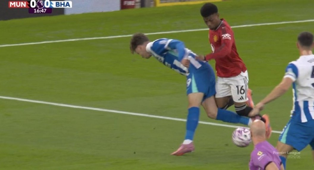 UtdFaithfuls's tweet photo. Can someone please tell me how on earth this wasn't given as a penalty??? https://t.co/PAGVp7KgnF