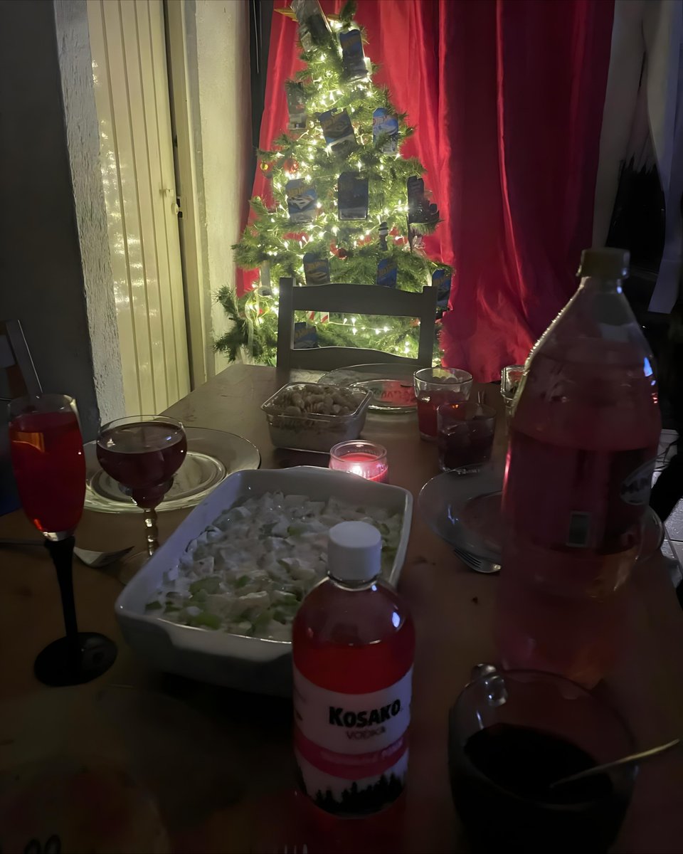 <a href="/ProfugodeCoppel/">Fabián</a> <a href="/Angie_cinnamon/">Angie Cinnamon</a> <a href="/bbypochita/">La pelona de wicked ♡</a> ¿Ah,no mames, neta? ¡Su amiga <a href="/GabsFlaminghot/">Poli ♌️</a> brinda en año nuevo con Kosako, we! 🤭😆🤣