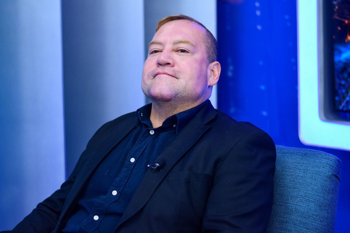 "Lo del aguinaldo adelantado es una gran estrategia del presidente. La gente ya siente el espíritu navideño, vea los supermercados y los almacenes ya ponen el árbol. El presidente quiere que ese espíritu esté ya en las casas y que hagan panes con pollo, por eso el adelanto".