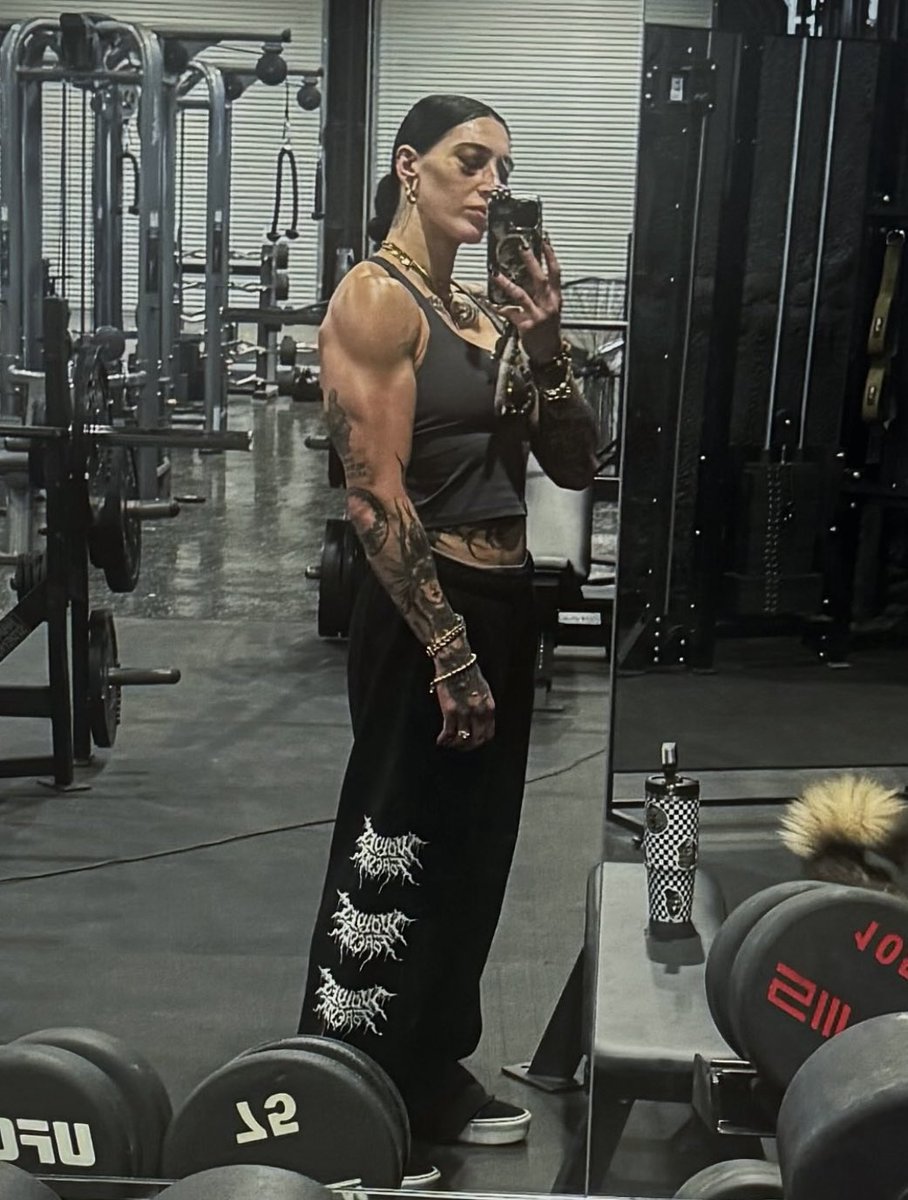 got busted up yet rhea is still killing it. like hello?!? she is literally an absolute badass. 💪🏻