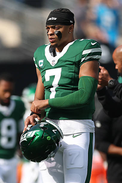 Jets QB Tyrod Taylor has been ruled out of Sunday’s game due to the bone bruise on his knee, as @BrianCoz reported.
Jets QB Justin Fields starts vs. the Bengals.