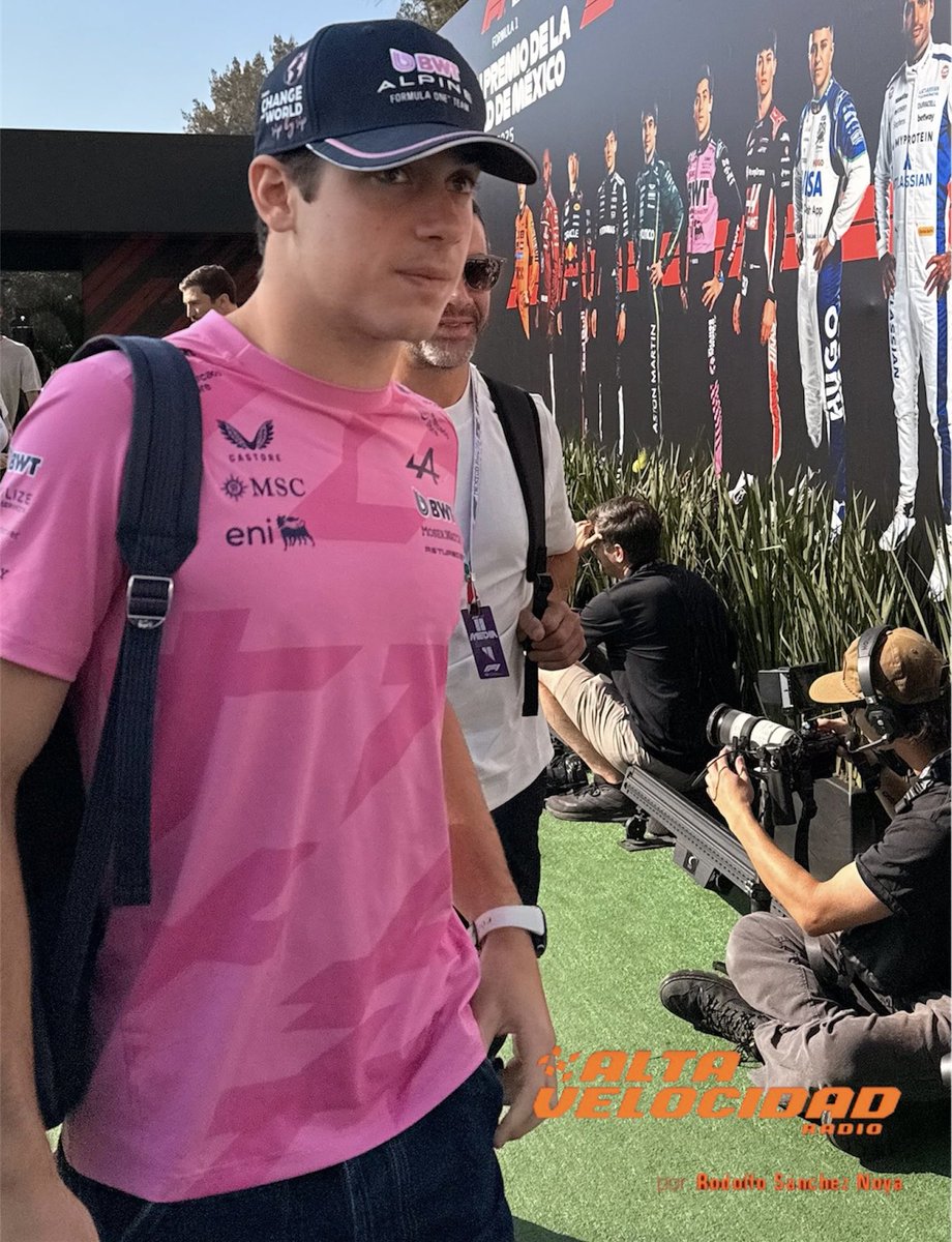 ElPitWall's tweet photo. 🏁 #QualiDay 🏁

Los primeros pilotos en llegar al Autódromo esta mañana para encarar la práctica libre tres y la #Quali del #MexicoGP

Russell, Hamilton, Bearman y Colapinto pasaron frente a la cámara de #AltaVelocidadRadio al ingresar al Paddock de #F1

@altavelocidadtv https://t.co/yjA0EbRRm3