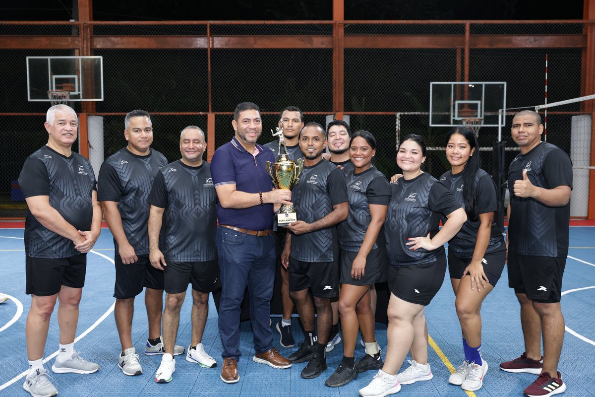 Superbancos_Pa's tweet photo. Gran final del Torneo de Voleibol Mixto: Una noche de energía y compañerismo

Este viernes 24 de octubre, se celebró con gran entusiasmo la gran final del Torneo de Voleibol Mixto 2025, una actividad que reunió a colaboradores en un ambiente de sana competencia, compañerismo y espíritu deportivo.

Los equipos finalistas dieron todo en la cancha, demostrando energía, compromiso y pasión por el deporte. Las barras, entusiastas y creativas, no se hicieron esperar, alentando a sus compañeros con gran emoción.

En esta primera temporada del torneo, el equipo Bank Blockers se coronó como Campeón Oficial de la Liga, integrado por colaboradores de distintas direcciones. Por su parte, el equipo Street Kings, conformado por colaboradores de diversas áreas, obtuvo un meritorio segundo lugar como Subcampeón.
Esta actividad organizada por la Dirección de Recursos Humanos tiene como objetivo  fortalecer la integración y la salud de nuestros colaboradores.

¡Gracias por ser parte de esta gran experiencia deportiva!
#SBPteInformo #GPTW #LigaInstitucional #volleyball