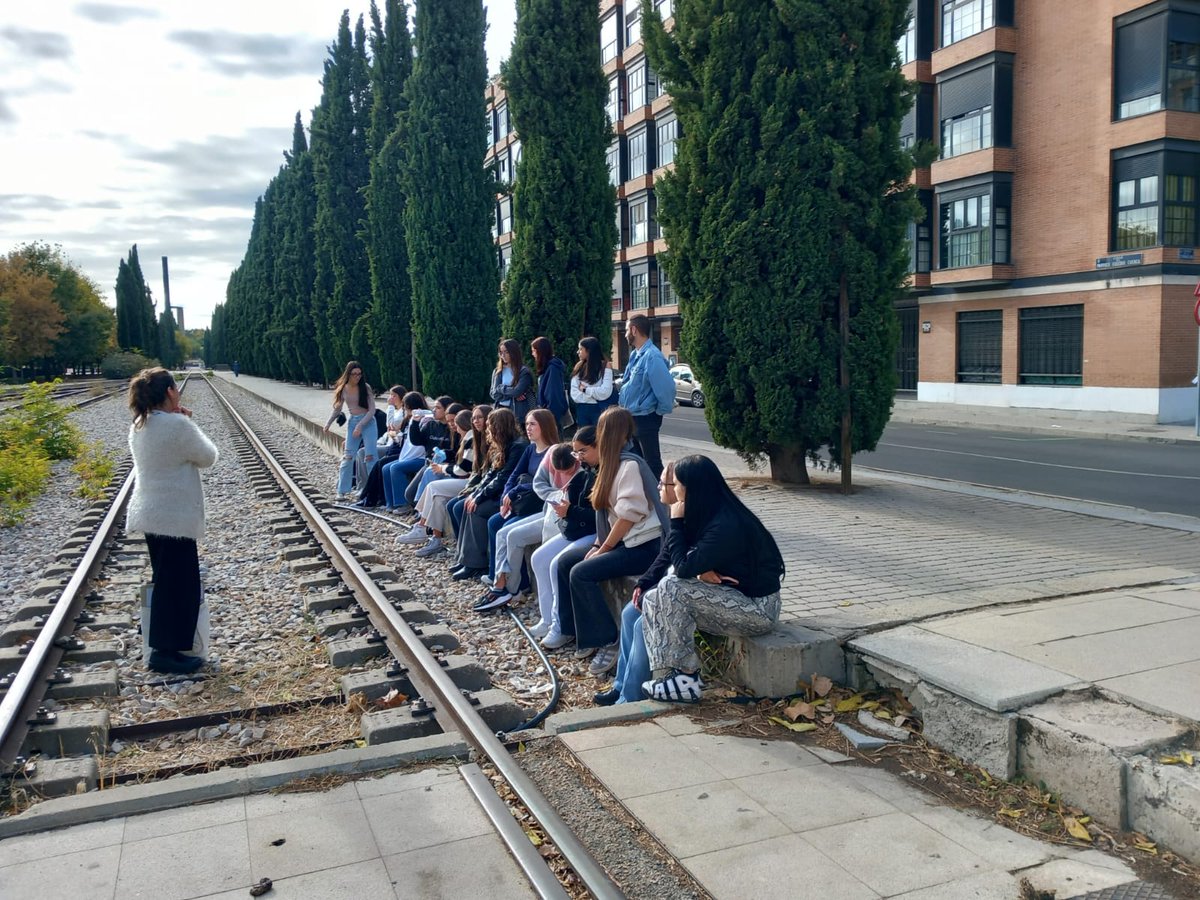 Organizado por el Dp. de Geografía e Historia, los alumnos de Patrimonio Cultural han estado de ruta por Arganzuela gracias a la D.G de Patrimonio de la C. de Madrid y, además, han realizado una visita al Museo Reina Sofía.