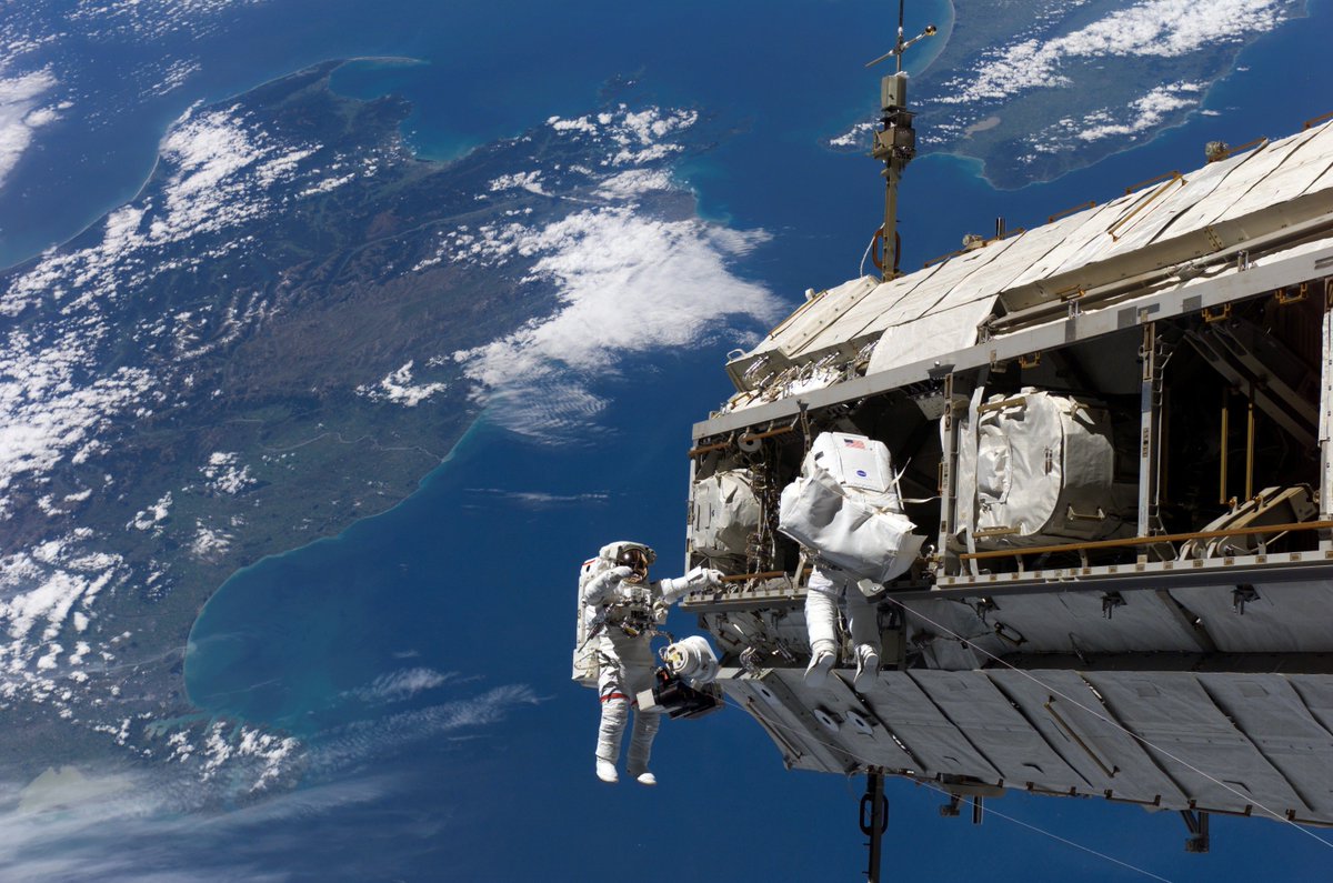 dpoddolphinpro's tweet image. This photo is one of my favourite images taken in space. 
Taken during STS-116, there's just something with that telephoto compression, the truss, the astronauts, and New Zealand looming behind.
📷 @NASA (ID: s116e05983)