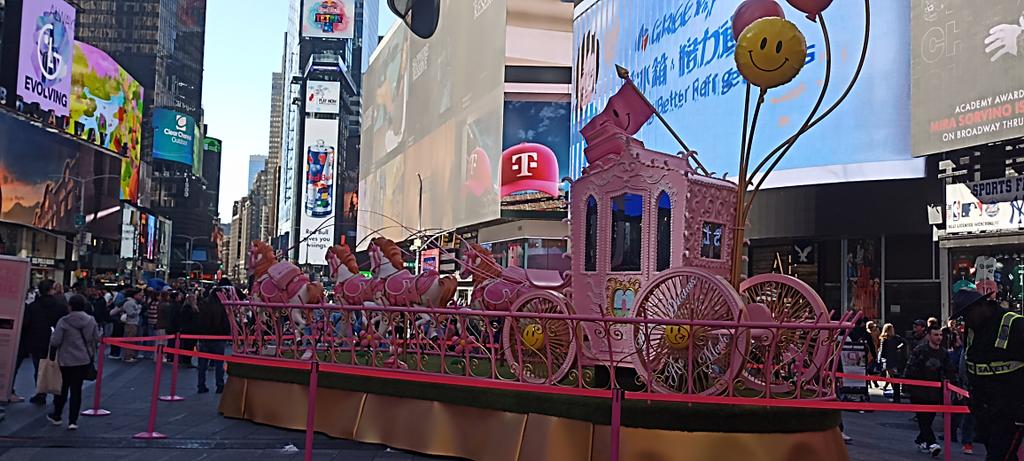 Travel #NewYork #TimesSquare Yvette Mayorga Magic Grasshopper