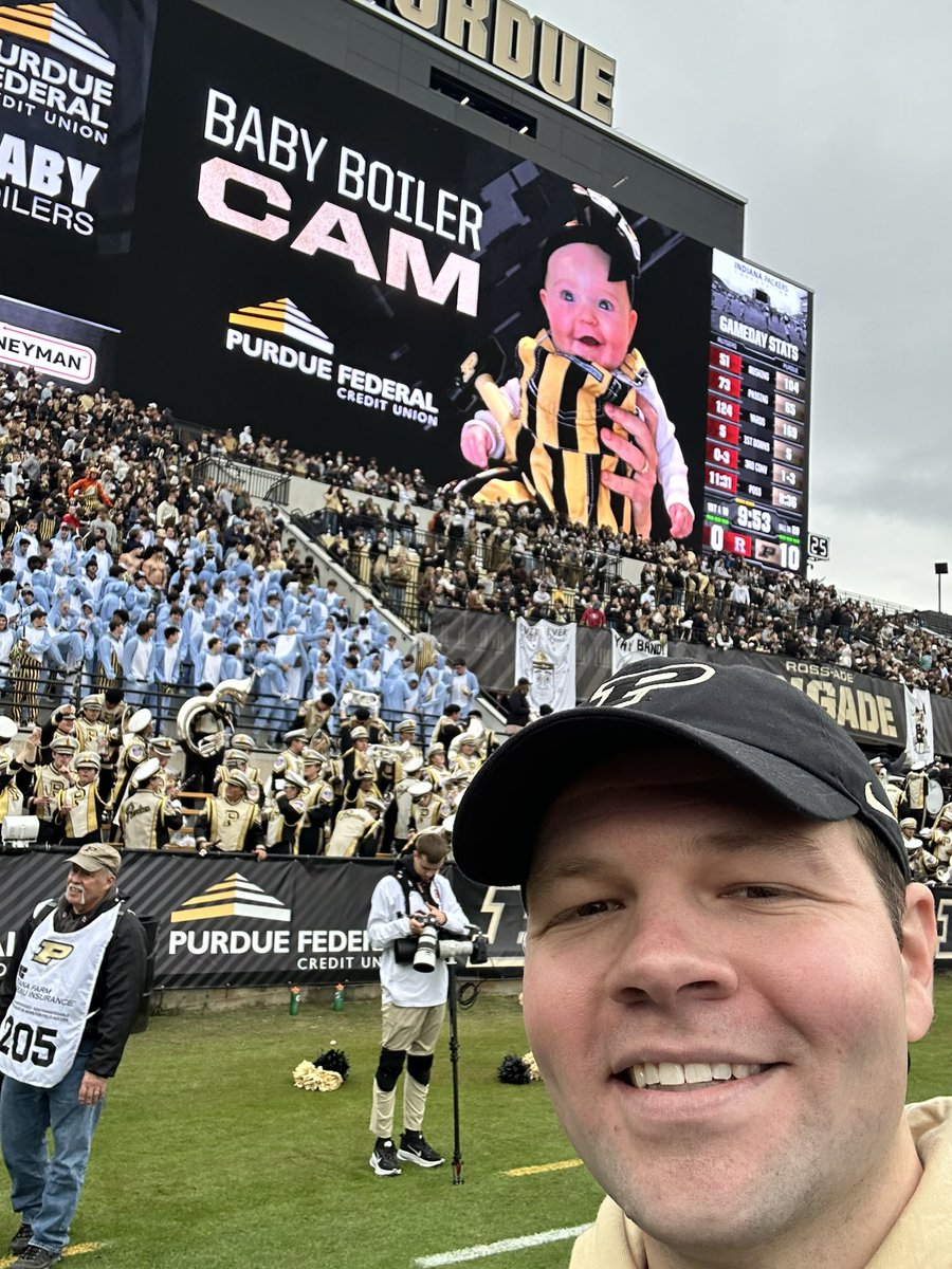 TrevorPeters__'s tweet image. A Jumbotron star and her dad! #AvaP 🎀🚂