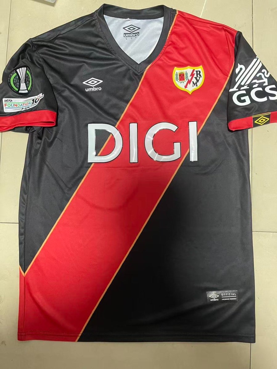 guru_deporte2's tweet photo. Empiezan a salir los pedidos de la camiseta de portero con la franja del Rayo⚡️⚫️🔴⚫️ https://t.co/IO5ybeTqHm