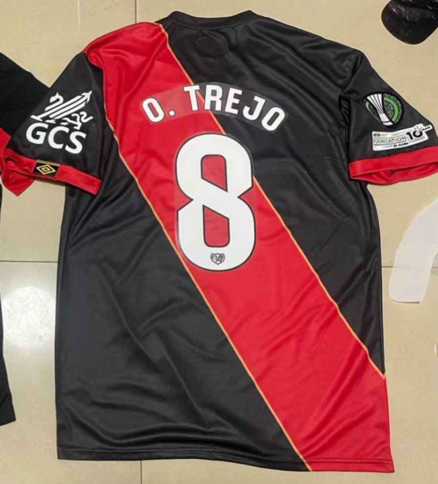 Empiezan a salir los pedidos de la camiseta de portero con la franja del Rayo⚡️⚫️🔴⚫️