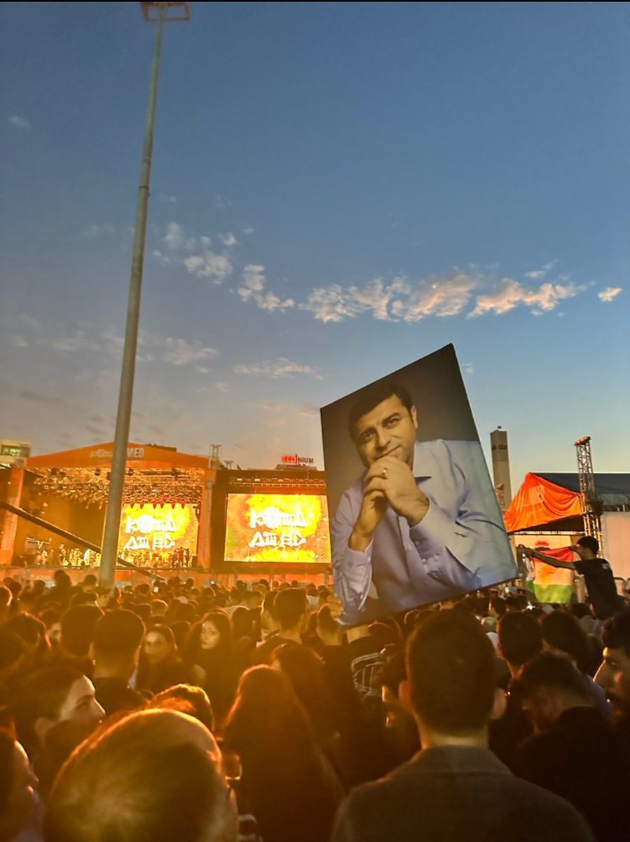 Şahsım tarafından, Koma Amed konserinin en güzel karesi seçildi. 🤍🧿