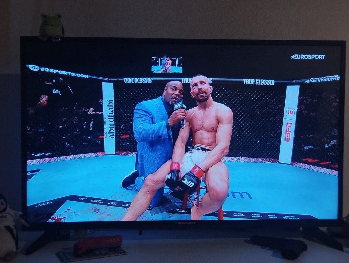 Increíble @LaJoskoMma, tanto el combate como acabarlo ganando con el tobillo mira para Cuenca... #ufchbomax

#ufc