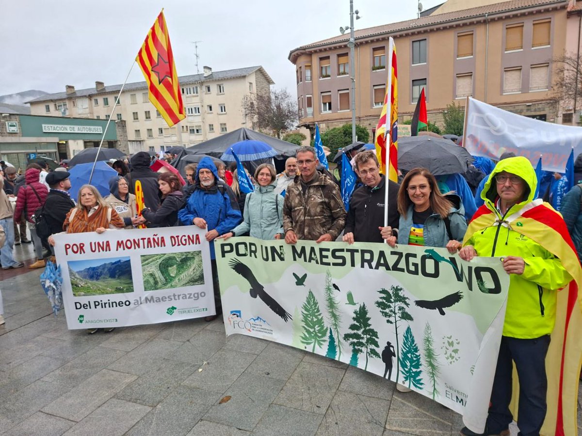 TeruelExiste_'s tweet image. Iremos donde sea...
y con el tiempo que sea...
a defender #Teruel, #Maestrazgo, y las montañas de N a S de #Aragón de la especulación y la amenaza del destrozo ambiental.
Por una montaña digna, del Pirineo al Maestrazgo.
#teruelexiste @AragonExiste_ en la concentración de Jaca