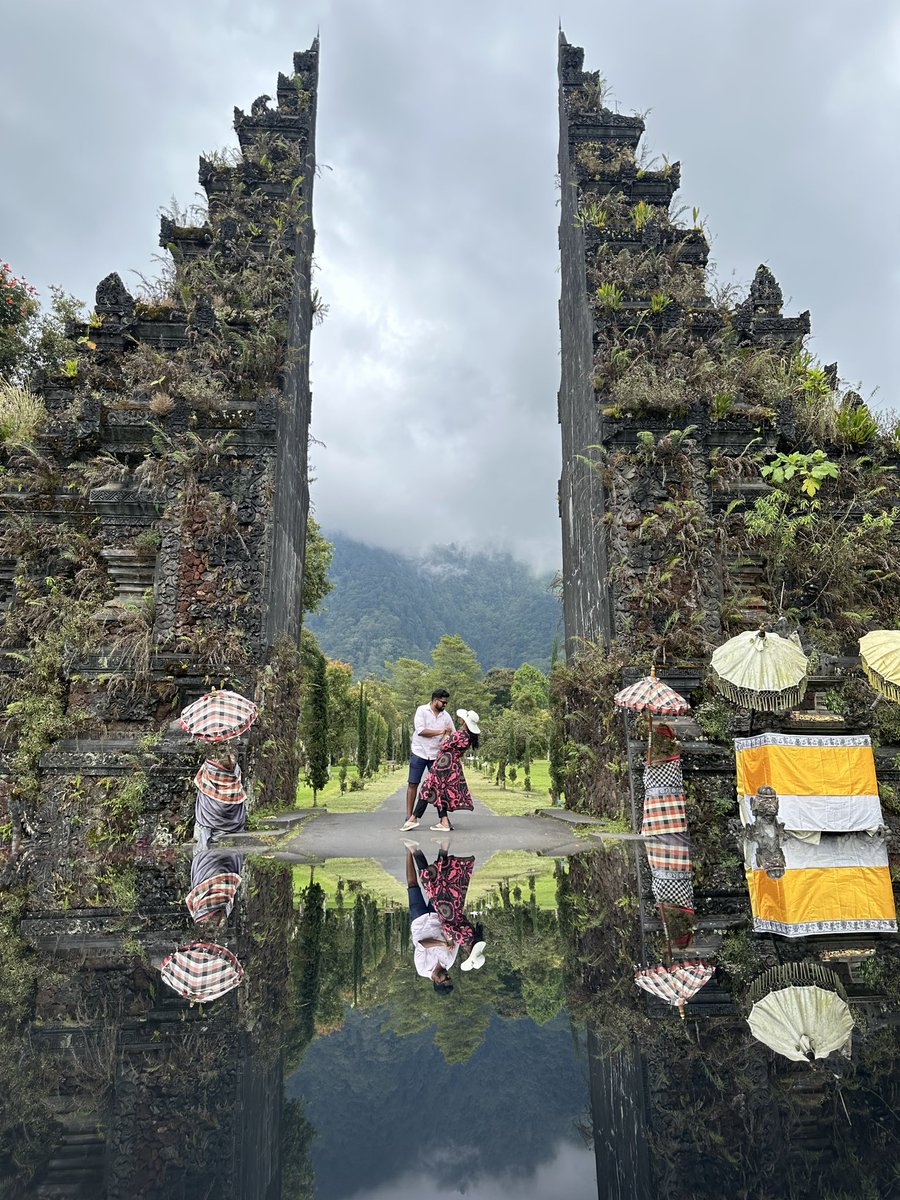 MydAravind's tweet photo. Day 6 - Northern Bali Temples
A calm, spiritual day 🙏
•Ulun Danu Beratan Temple (floating temple on the lake)
•Handara Gate (Instagram spot 📸)
•Tanah Lot Temple (sunset views are insane 🌅)
#BaliTemples #TravelWithPoints https://t.co/Hv470DbtGd