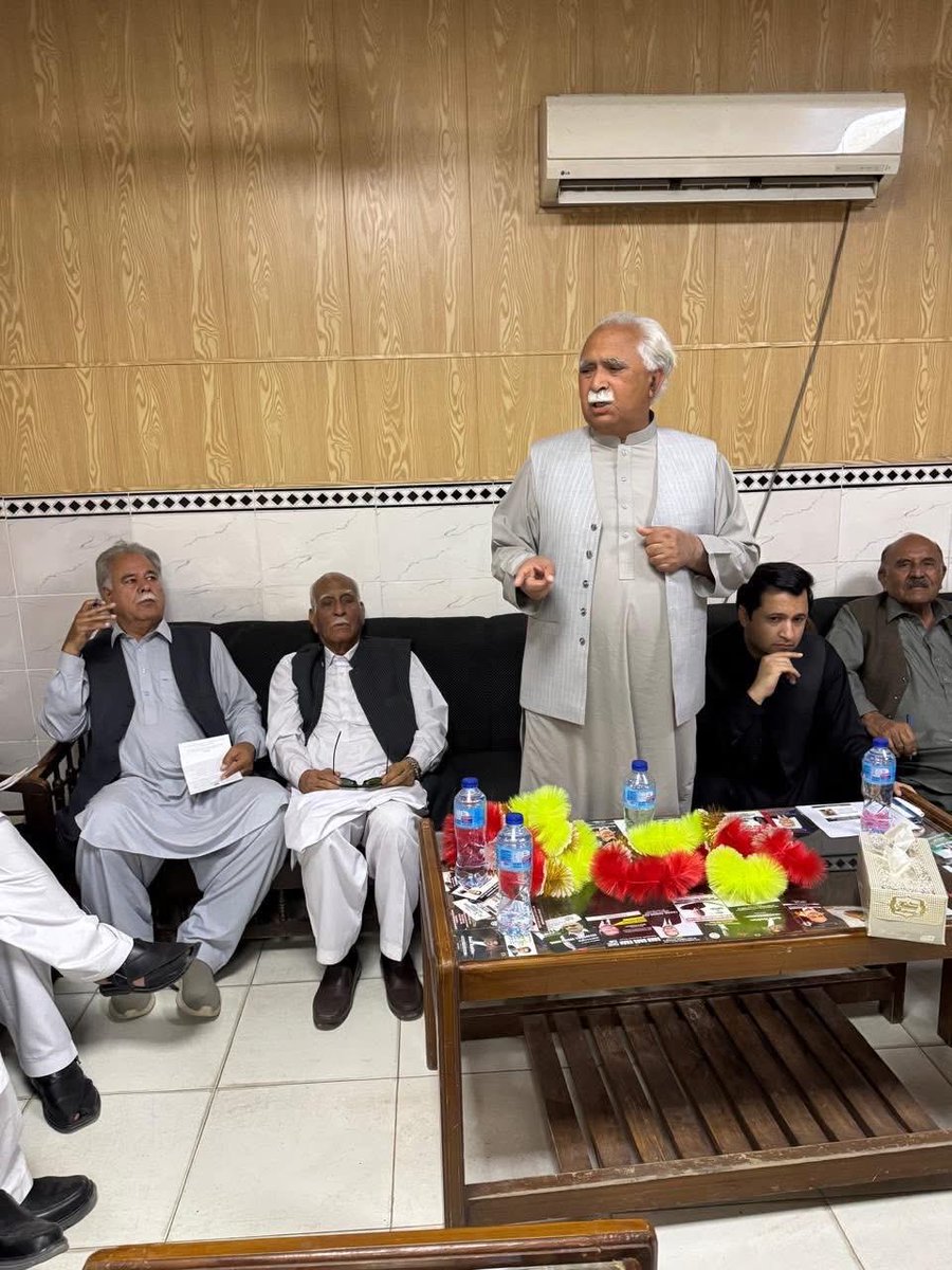 ZayraiPKNAP's tweet image. درګۍ، مالاکنډ،خيبر پښتونخوا:
د درګۍ بار اېسوسي اېشن تہ د پښتونخوا نېشنل عوامي پارټۍ چېرمېن خوشحال خان کاکړ او شريک چېرمېن محترم مختار خان یوسفزي ويناوې وکړې
د سټېج چارې جنرل سيکرټري موسى خان اېډوکېټ تر سره کړې. 
 ګوندي مشرانو ته هرکلی د بار صدر صفدر عباس صېب وکړ.