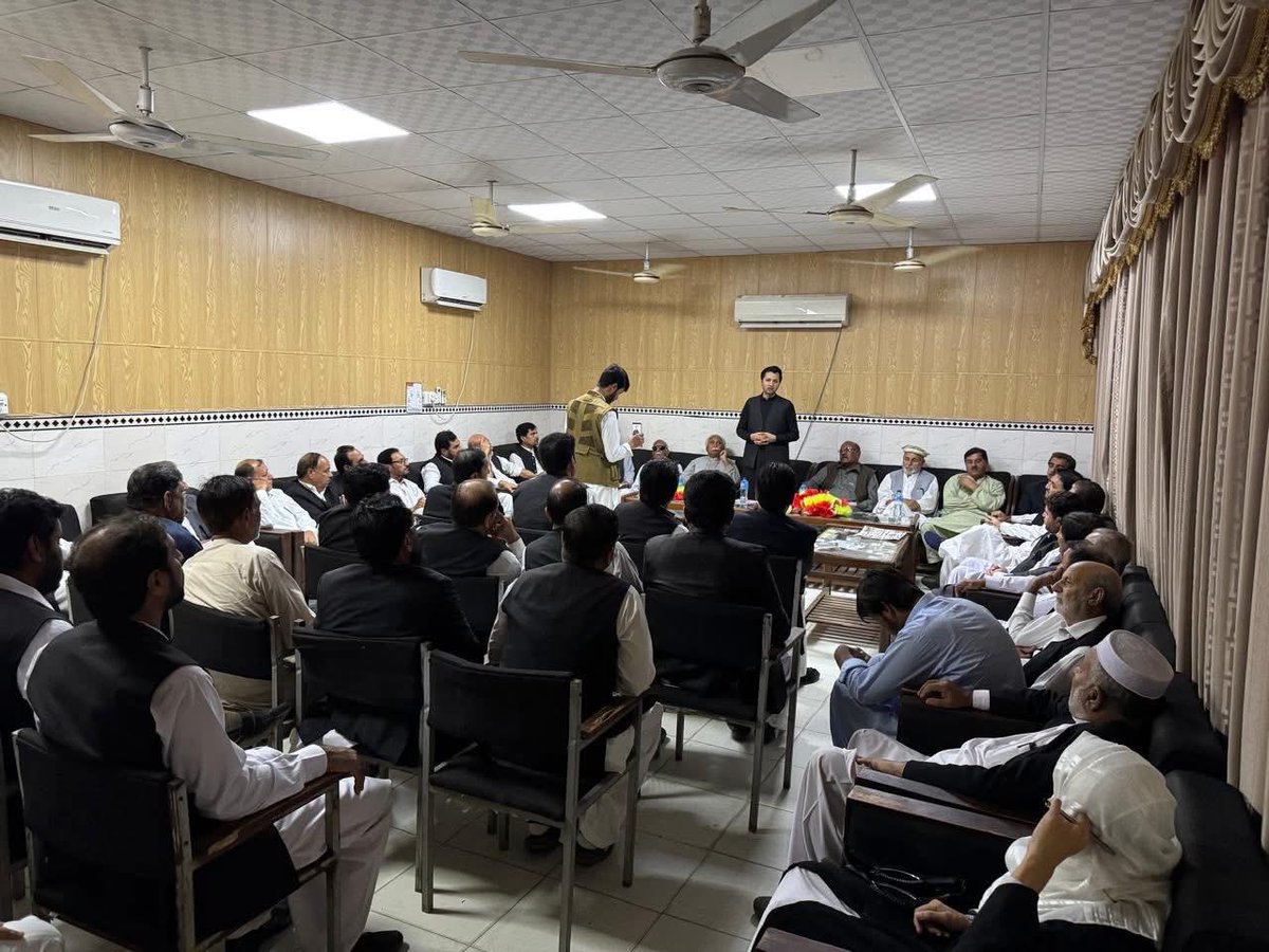 ZayraiPKNAP's tweet image. درګۍ، مالاکنډ،خيبر پښتونخوا:
د درګۍ بار اېسوسي اېشن تہ د پښتونخوا نېشنل عوامي پارټۍ چېرمېن خوشحال خان کاکړ او شريک چېرمېن محترم مختار خان یوسفزي ويناوې وکړې
د سټېج چارې جنرل سيکرټري موسى خان اېډوکېټ تر سره کړې. 
 ګوندي مشرانو ته هرکلی د بار صدر صفدر عباس صېب وکړ.