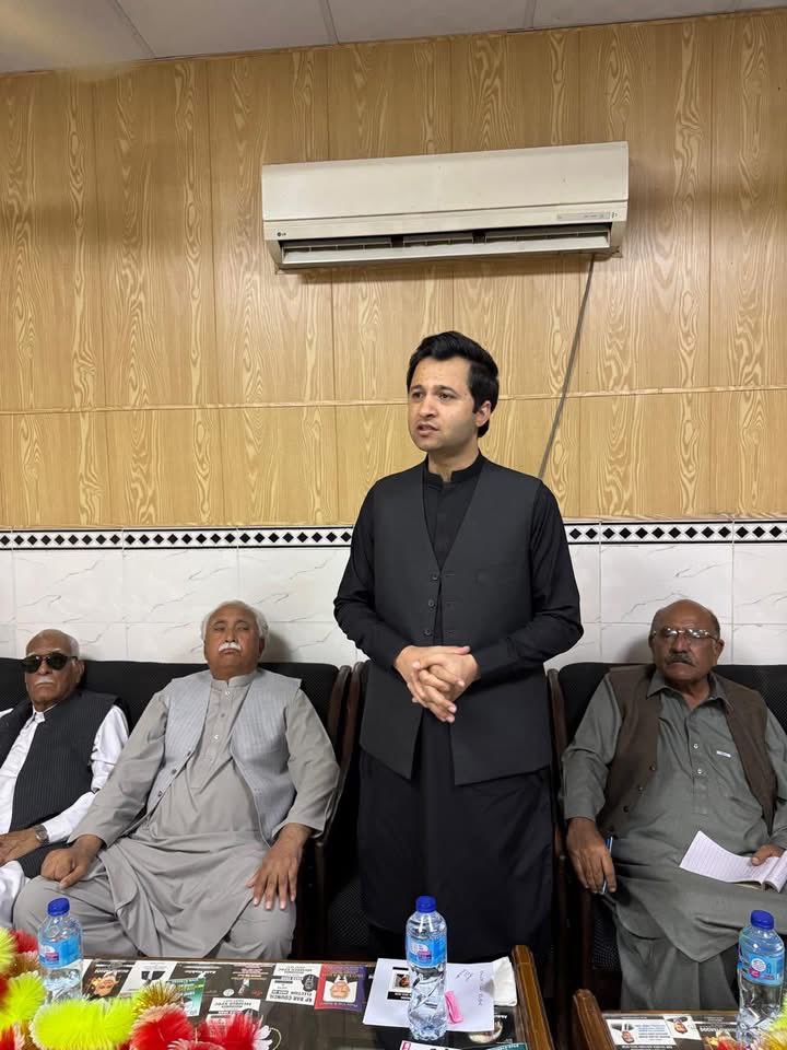 ZayraiPKNAP's tweet image. درګۍ، مالاکنډ،خيبر پښتونخوا:
د درګۍ بار اېسوسي اېشن تہ د پښتونخوا نېشنل عوامي پارټۍ چېرمېن خوشحال خان کاکړ او شريک چېرمېن محترم مختار خان یوسفزي ويناوې وکړې
د سټېج چارې جنرل سيکرټري موسى خان اېډوکېټ تر سره کړې. 
 ګوندي مشرانو ته هرکلی د بار صدر صفدر عباس صېب وکړ.