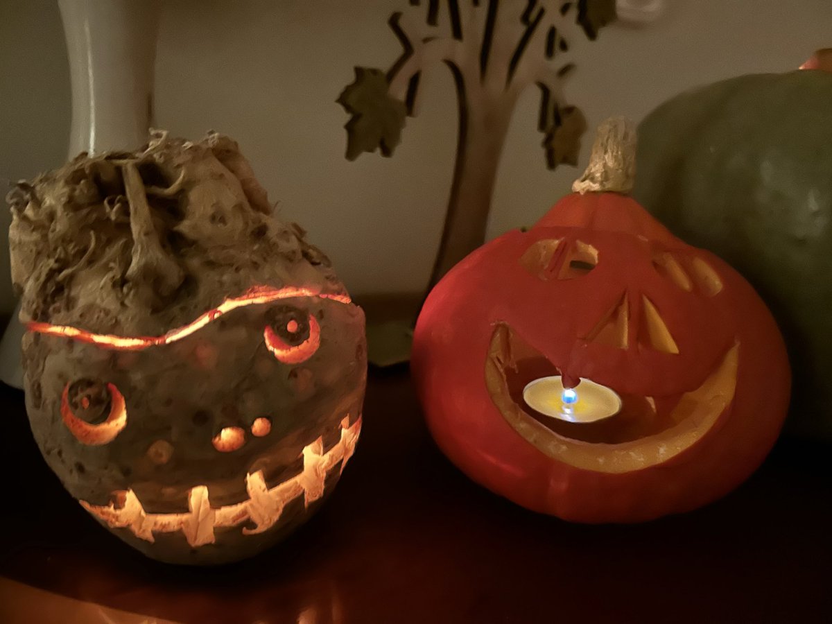 Samhain shona cois Duna. A happy Halloween by the Danube. With Budapest’s best braic, courtesy of our friends at Arán. And Hungary’s most terrifying turnips, courtesy of my wife &amp; girls.