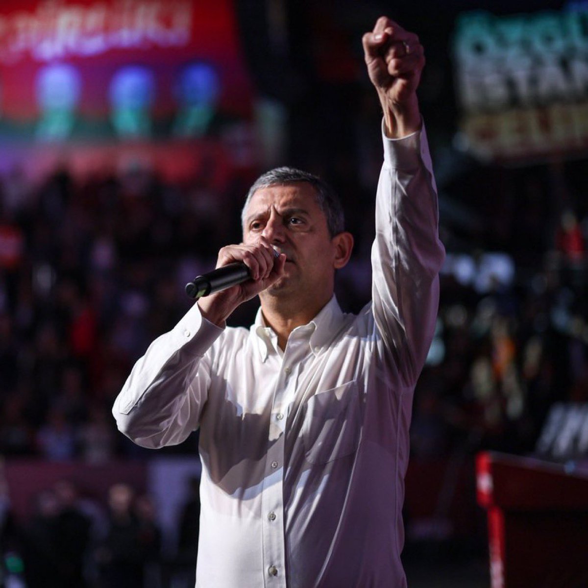 Emin Çölaşan:
“Özgür Özel göreve parti genel başkanı olarak başlamıştı. Ama artık lider oldu.”