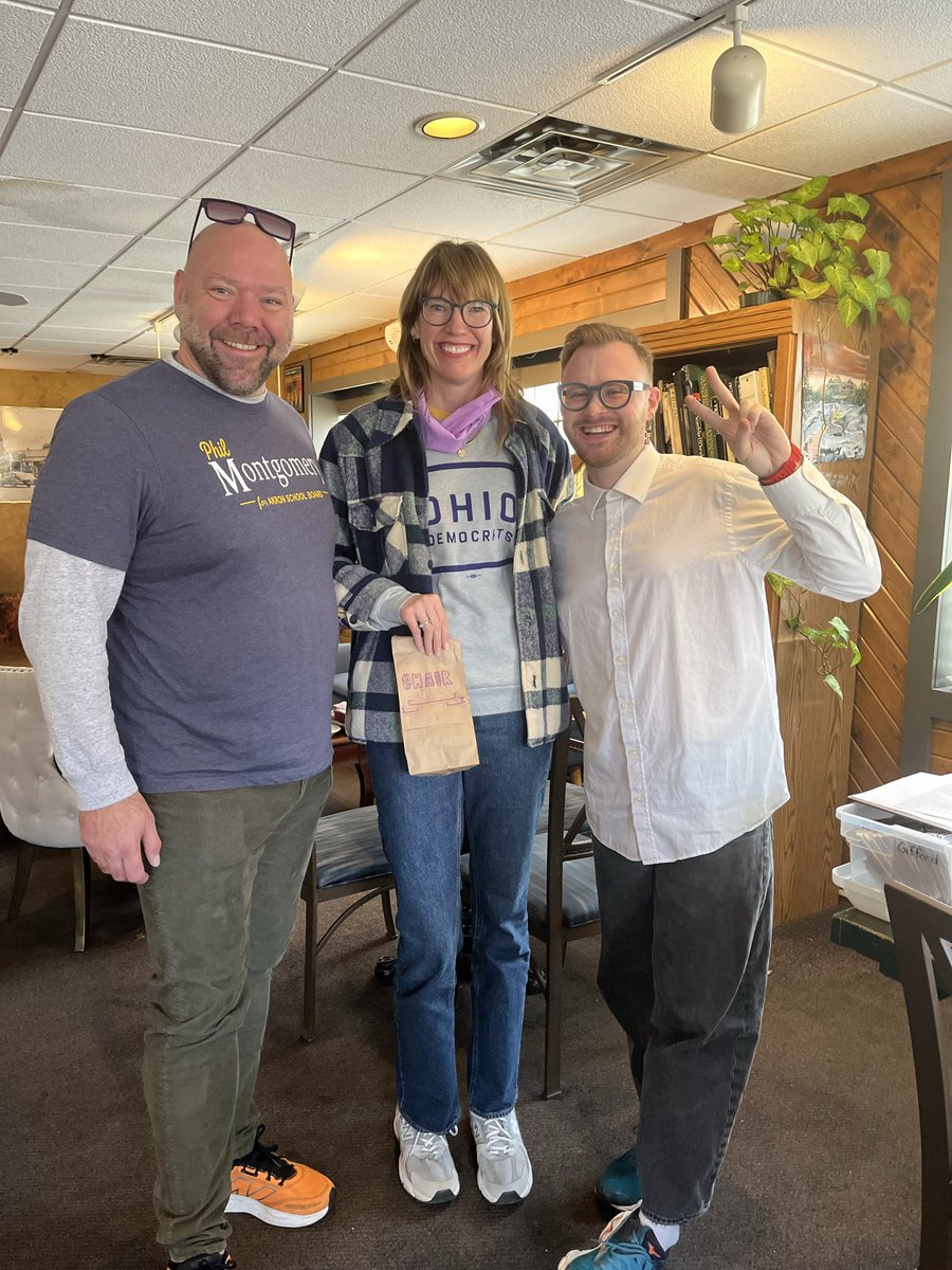 OHDems's tweet image. Team ODP is excited to be in Akron today helping Fran Wilson knock doors and talk to voters! 
Fran is driven by community, organizing for civil rights, and ready to fight for fair the representation of Ward 1!
Learn more about the campaign at: votefran.com