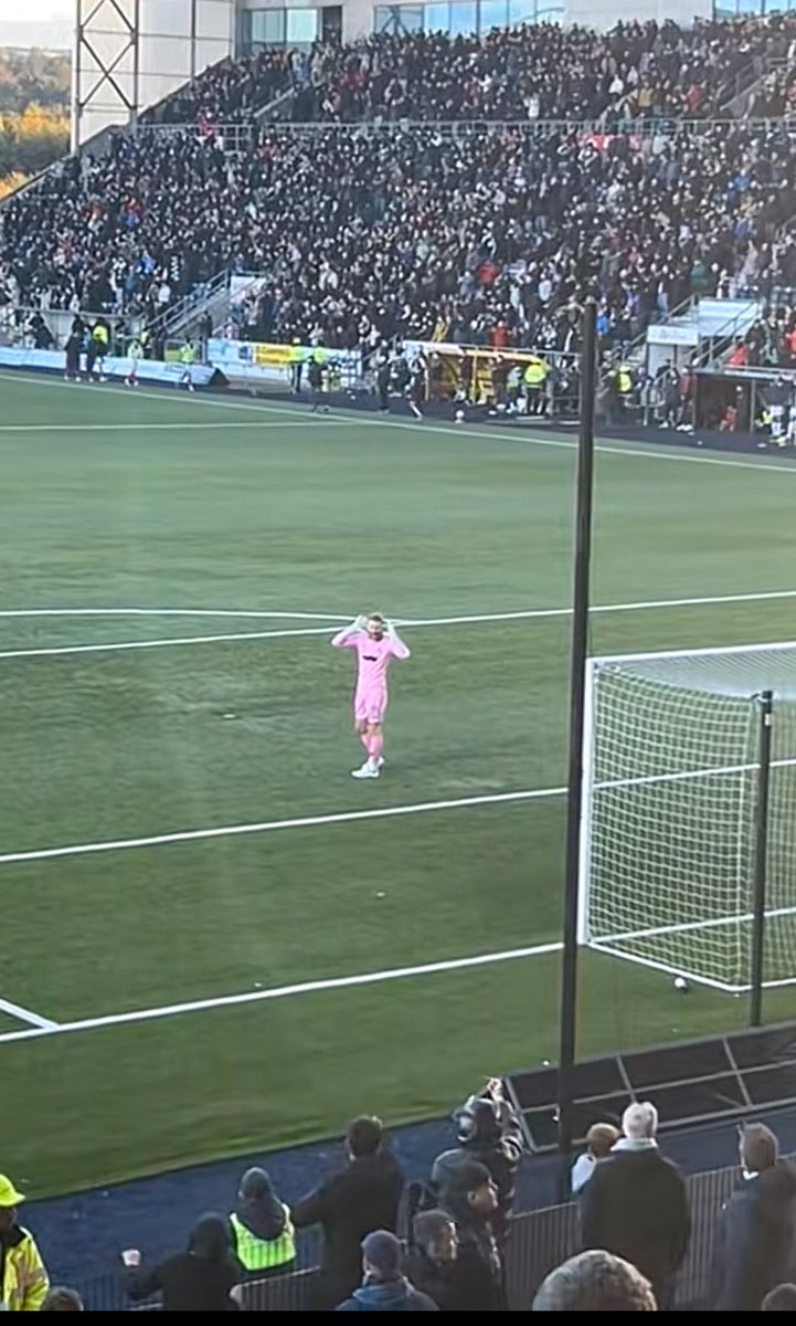 <a href="/DundeeFC/">Dundee Football Club</a> 👂🏻