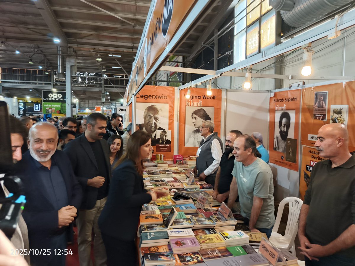 Ji Fuara Amedê çend dîmen.
Sibê roja dawî ye.
#fûarapirtûkanaamedê #weşanxaneyana #nakitap #kurdi