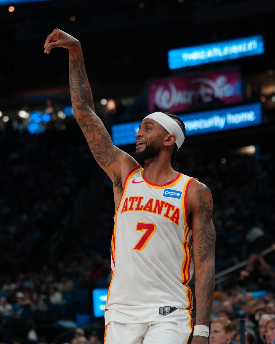 19 PTS & 4 AST in his first start as a Hawk ⚡️