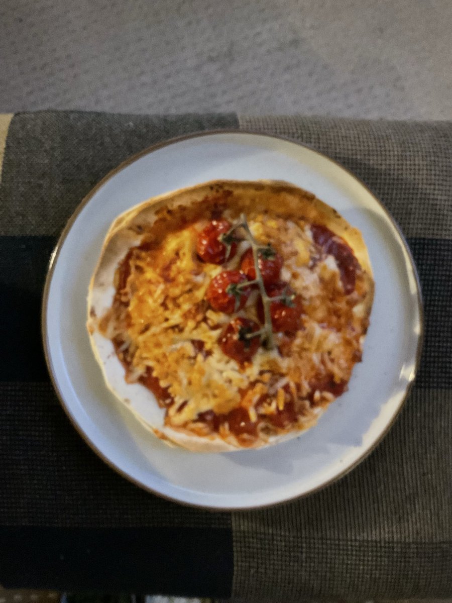Saturday evening ‘ yellow labels’ dinner - two wraps baked in Airfryer for 8 mins with tomato sauce ,mozzarella,diced red onions and tomatoes and topped with baked vine tomatoes 😋 #foodbargainfest