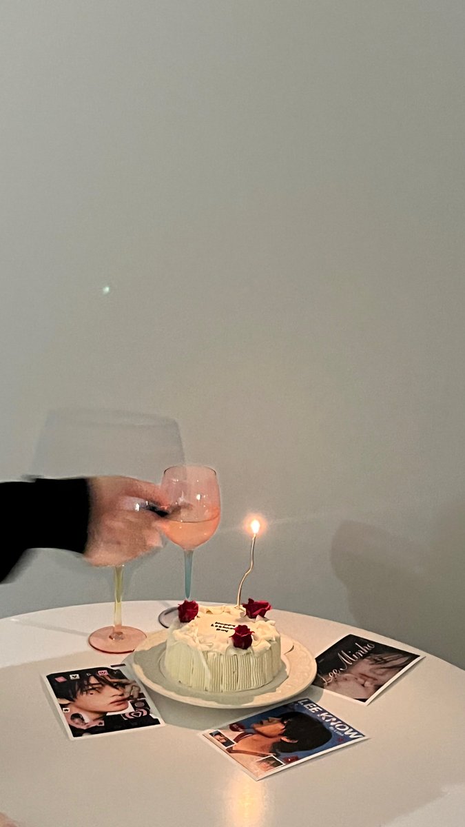 a24087059's tweet photo. 생일파티 했어요✌🏼🤍 https://t.co/hrH1dqU6iZ