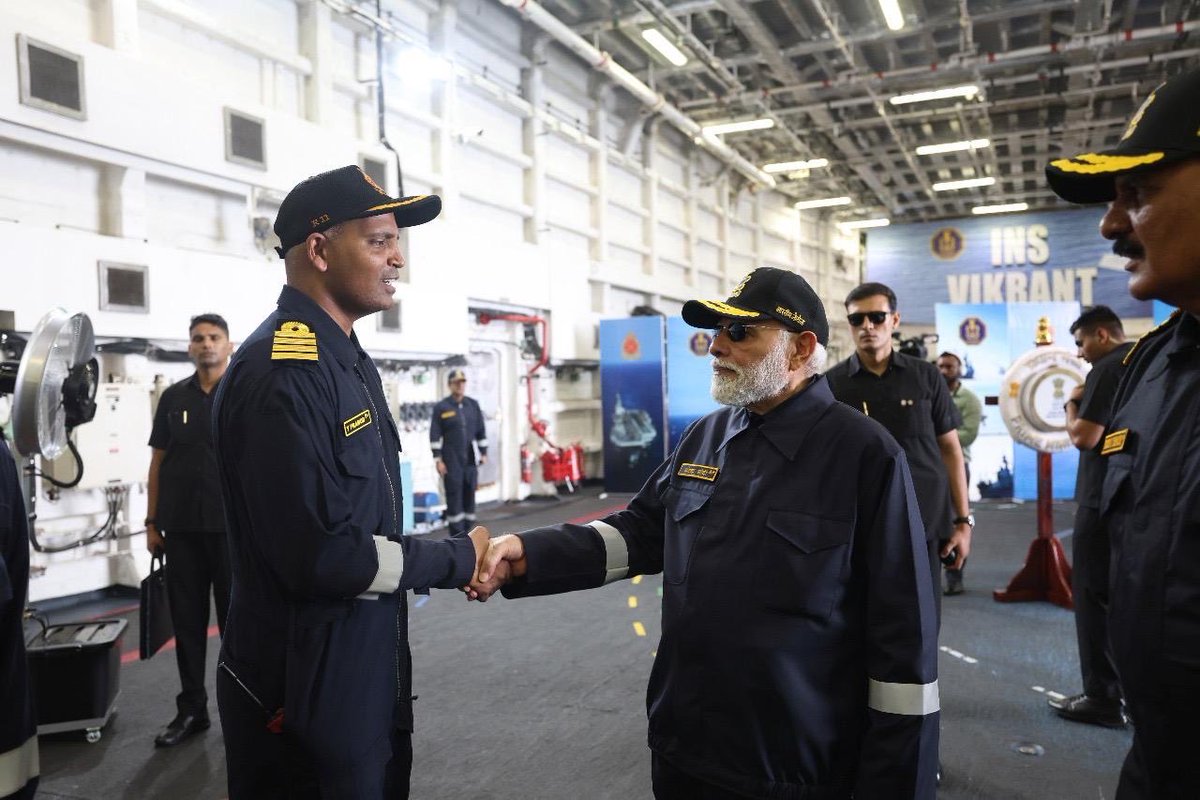 SBSUSA007's tweet image. Vijayawada Aqua Devils Member Captain Sri Yarlagadda Pramod Garu, Resident of Vijayawada, Andhra Pradesh - serving as Captain of INS Vikrant, with our Hon’ble Prime Minister Sri Narendra Modi Garu. 🇮🇳

#INSVikrant #AndhraPride #Vijayawada