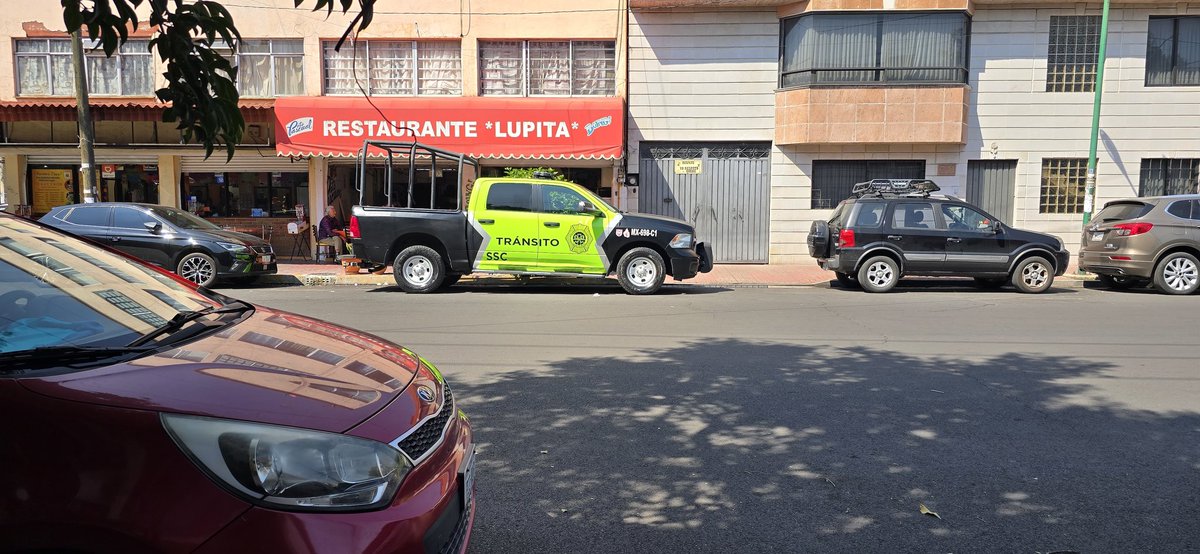 Den_Ciud's tweet photo. @OVIALCDMX @SSC_CDMX @UCS_GCDMX se le pidió no obstruir y se fueron a desayunar, calle Clavijero entre Manuel Gutiérrez najera y Manuel j othon, col transito cuauhtemoc, aquí que se puede hacer son los mismos de transito https://t.co/VIxx7wr6iS