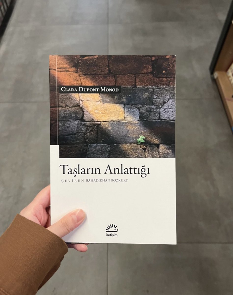fatmabetulguler's tweet photo. Bu kitaba başlamadan önce içinizde bir yer açmanız gerek, okurken kocaman bir taş gelip oraya yerleşecek çünkü. Anlatılanların ağırlığı altında ezileceksiniz mecbur… https://t.co/91QxXKXvZf