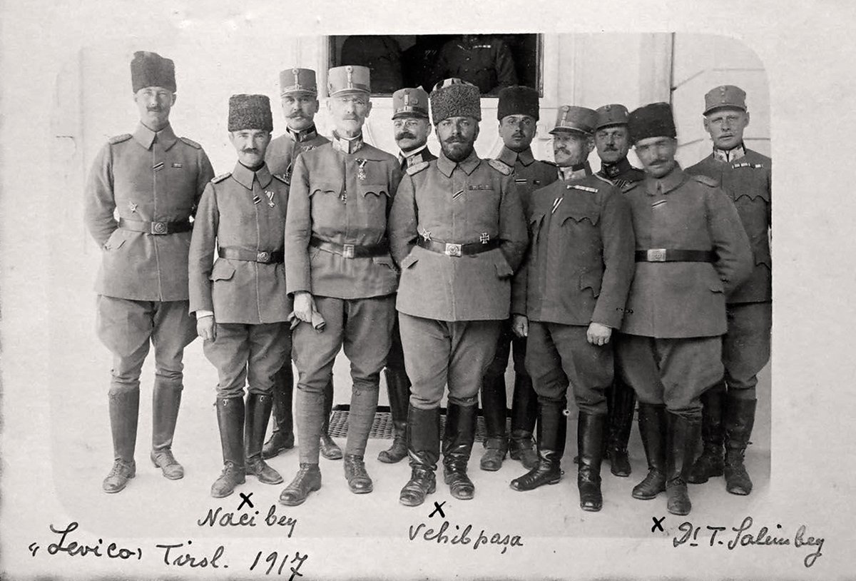 Muhtemelen ilk kez göreceğiniz bir fotoğraf. Türk ve Avusturya-Macaristan subayları bir arada. Hüsrev Gerede, Naci Eldeniz, Vehip Kaçı ve Tevfik Sağlam'ın bir arada olduğu bir başka fotoğraf. Fotoğraf 1917 yılında Avusturya-İtalya sınırındaki Tirol kasabasında çekilmiş.