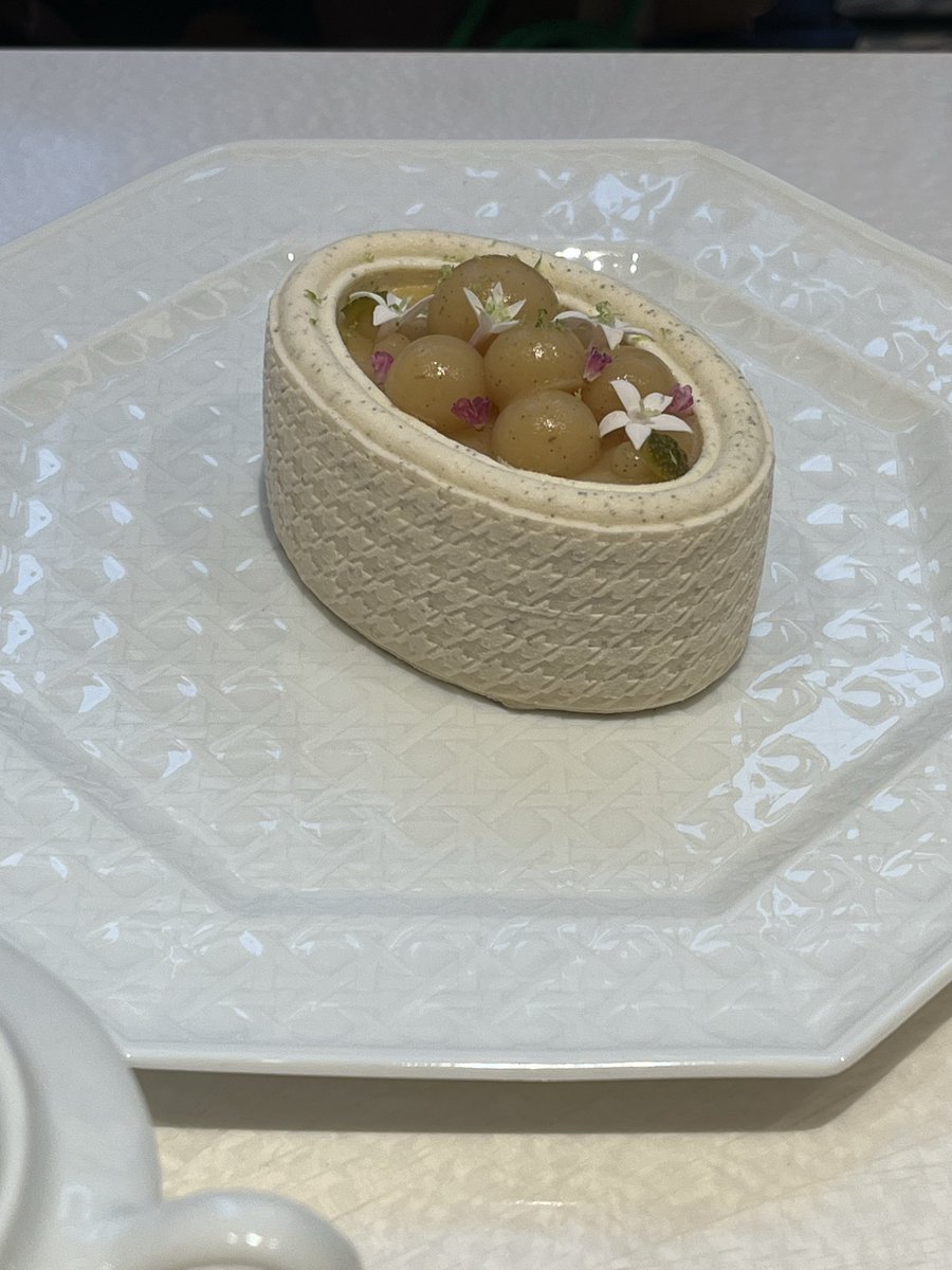 rocktebukuro's tweet photo. There are a lot of delicious cakes 
to Dior cafe. https://t.co/gcIogGZX63