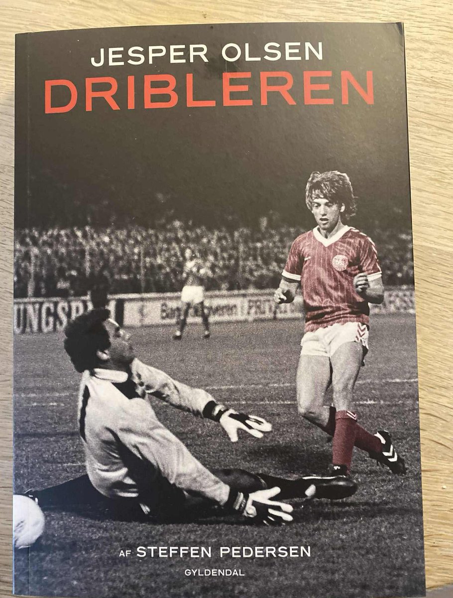 Kære #fodboldlisten <a href="/KraulDR/">Andreas Kraul</a> og <a href="/ThomasLoftDR/">Thomas Loft</a> - var det ikke en mulighed for at min gamle helt og første idol kunne få en lille mention i jeres liste. Jeg skal se ham på Bogforum fortælle om bogen her og bliver uden tvivl starstruck 🤩