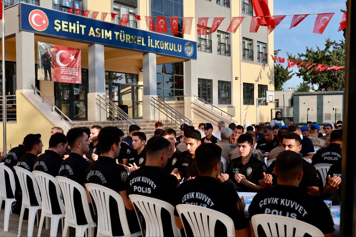 İl Emniyet Müdürümüz Sayın İdris YILMAZ, Şehit Uzman Çavuş Asım TÜRKEL’in 6. sene-i devriyesi dolayısıyla okutulan Mevlid-i Şerif programına katıldı.

Vatanımızın bütünlüğü ve milletimizin huzuru uğruna canını feda eden aziz şehidimiz rahmet, minnet ve dualarla anıldı.

Kahraman
