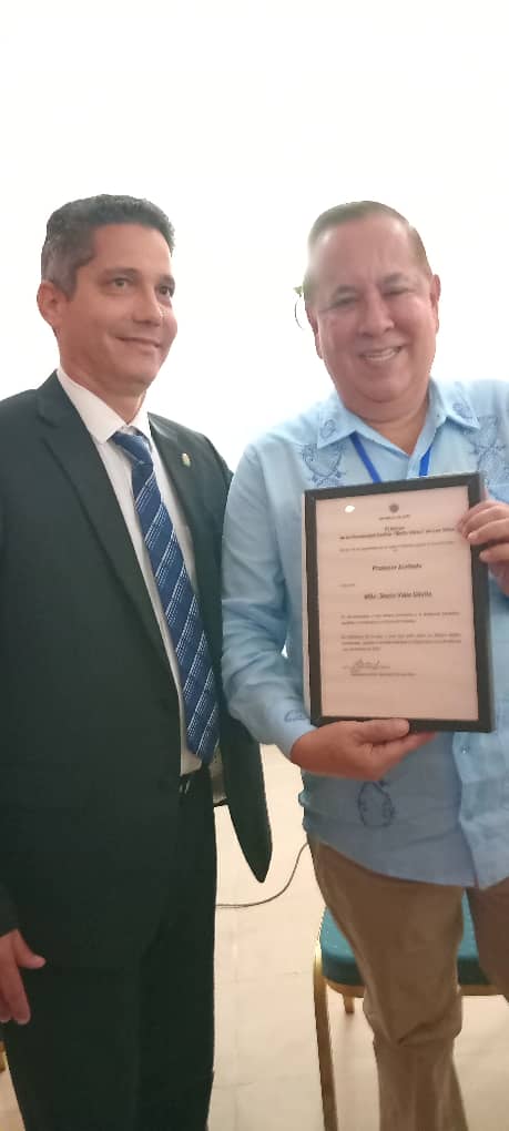 En la tercera jornada de la CICE2025 tuvo lugar el IX Simposio de Gerencia Moderna que culminó con la entrega de la Categoría Docente Especial de Profesor Invitado al Ing. Mario Valle Dávila, fundador de la UdeM y referente de la educación superior en Nicaragua.
<a href="/UCLVCU/">UCLV 🇨🇺</a>