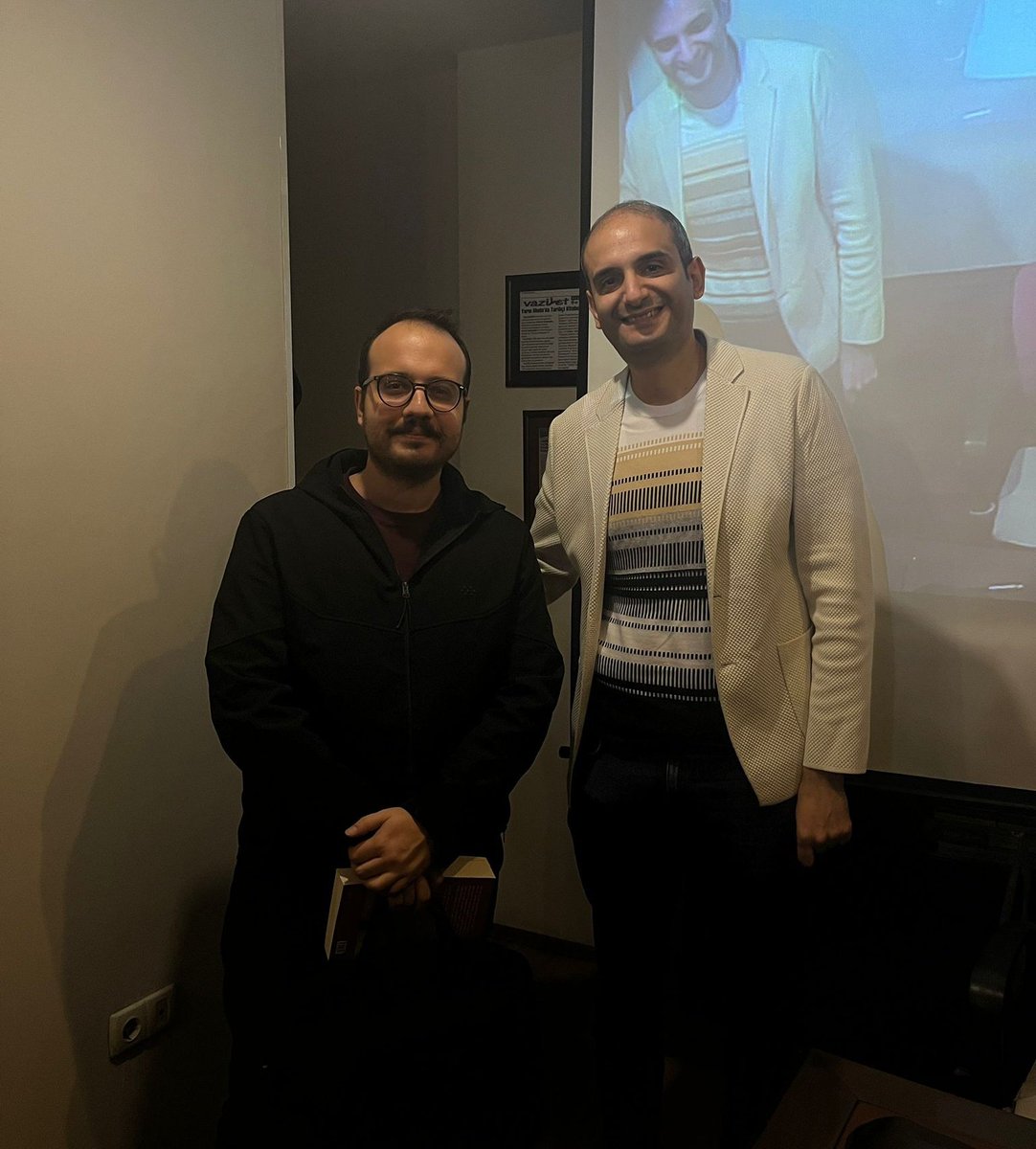 Çok değerli Seçkin Çelik hocamın söyleşisindeydim. 

Kemalizm üzerine düşünsel üretim, fikirsel bağlamlar ve Kemalizm'in nasıl okunması gerektiği ile ilgili, bilhassa İnönü döneminde Kemalizm üzerine getirilen eleştirilerle ilgili oldukça aydınlatıcı bir söyleşi oldu. 

Emeğinize