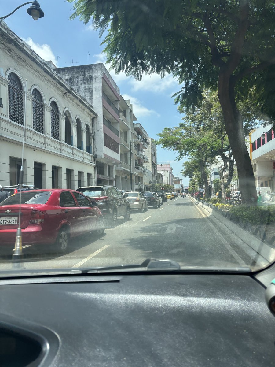 nobitrooper's tweet image. Cuando la @ATM_Transito @ATMGuayaquil se va a poner los pantalones y acabaran con este desorden @aquilesalvarez que causan en el centro todos estos taxistas y vehículos particulares que no respetan las leyes? Esto es todo los días y a escasas cuadras de donde trabajas.