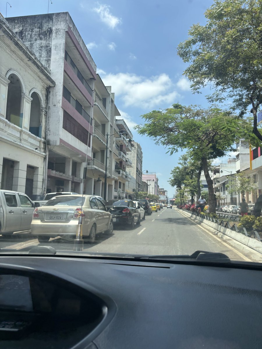 nobitrooper's tweet image. Cuando la @ATM_Transito @ATMGuayaquil se va a poner los pantalones y acabaran con este desorden @aquilesalvarez que causan en el centro todos estos taxistas y vehículos particulares que no respetan las leyes? Esto es todo los días y a escasas cuadras de donde trabajas.