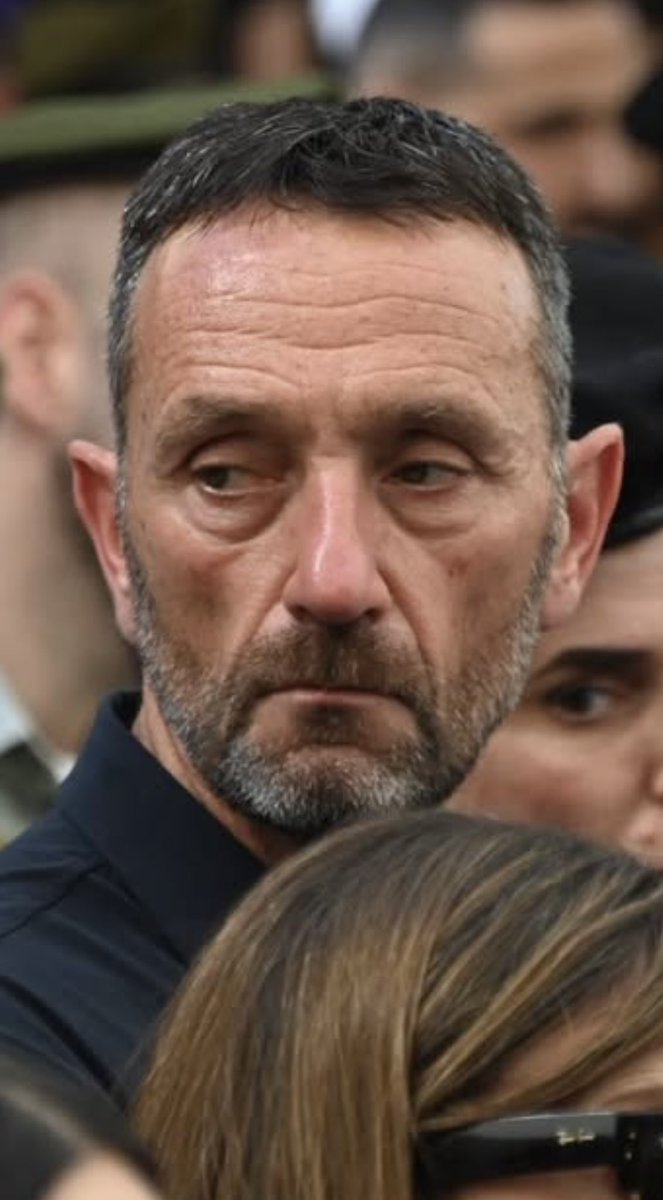 לא יודעת בוודאות אבל לתחושתי ככה נראה בן אדם שמבין בינו לבין עצמו על מה הוא אחראי בשבעה באוקטובר. הייתי מצפה לראות תמונות כאלה של כל ההנהגה המדינית והבטחונית שלנו. 
רחוקים מקבלת החלטות. מלווים לנצח משפחות שכולות. מרוסקים משנאה עצמית ומשותקים מרוב אשמה.