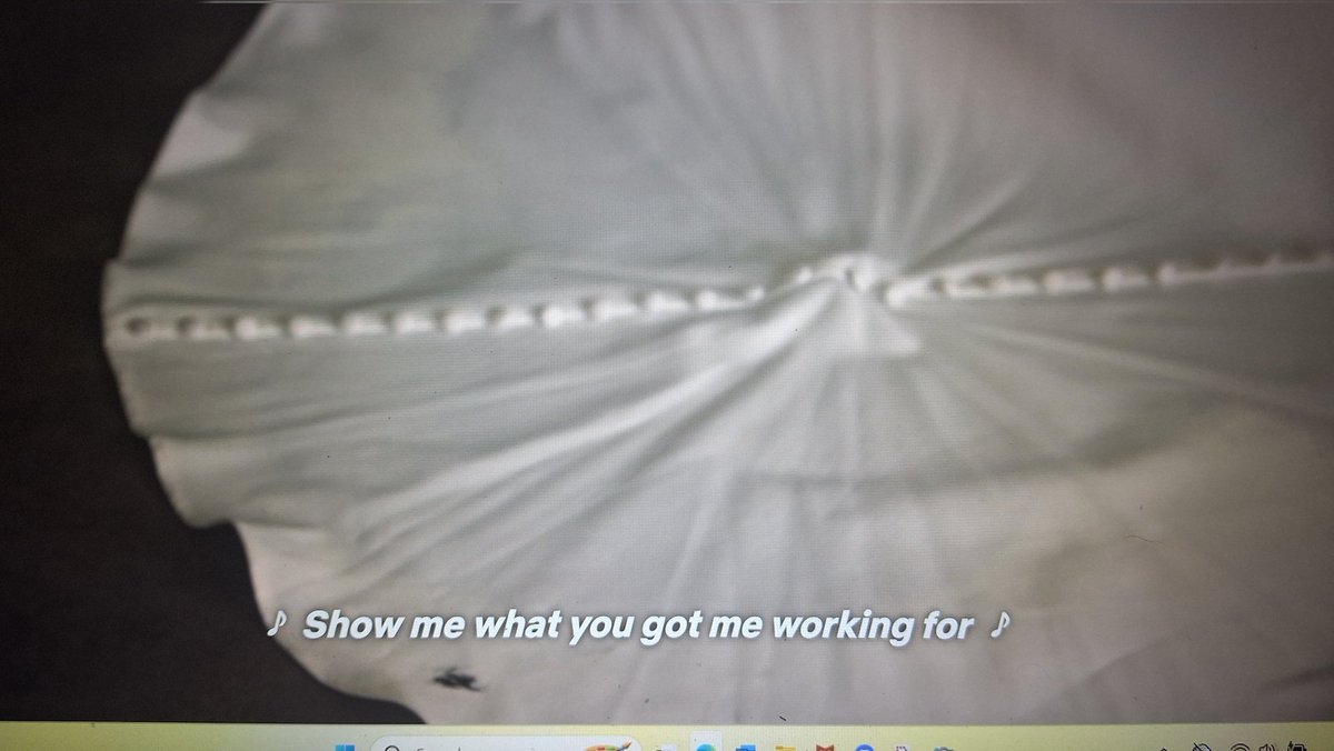 MyTwistedLyf's tweet image. Nobody else noticed the dead bug on the bottom of that wedding dress! 🤢🤢🤢🤮 #LoveIsBlind #LoveIsBlindSeason9 #LoveIsBlindS9 #loveisblinddenver