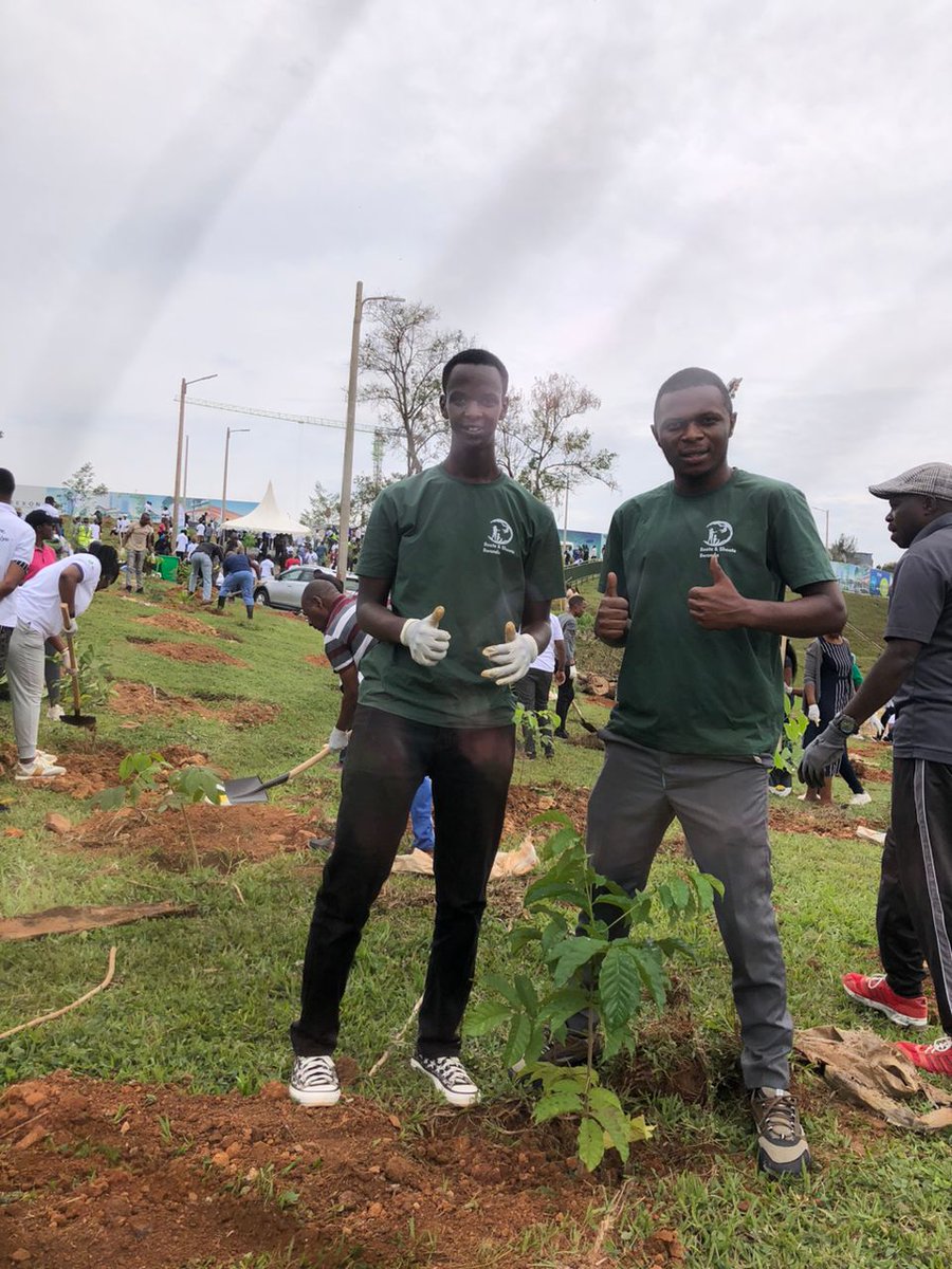 🌿🇷🇼 Today during the nationwide Umuganda, Roots &amp; Shoots Rwanda joined the City of Kigali community for tree planting and community work supporting the launch of the 2025–2026 Tree Planting Season. 🌳💚
#Umuganda #RootsAndShootsRwanda #GreenRwanda #ClimateAction #YouthForNature
