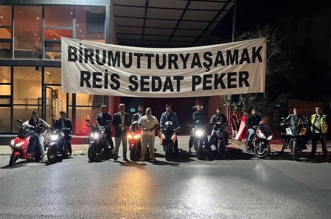 “Yüreğinde korku değil, umut taşıyanlar bilir bu sözü…
Bir umuttur yaşamak!

<a href="/sedat_peker/">Sedat Peker</a> #SedatPeker