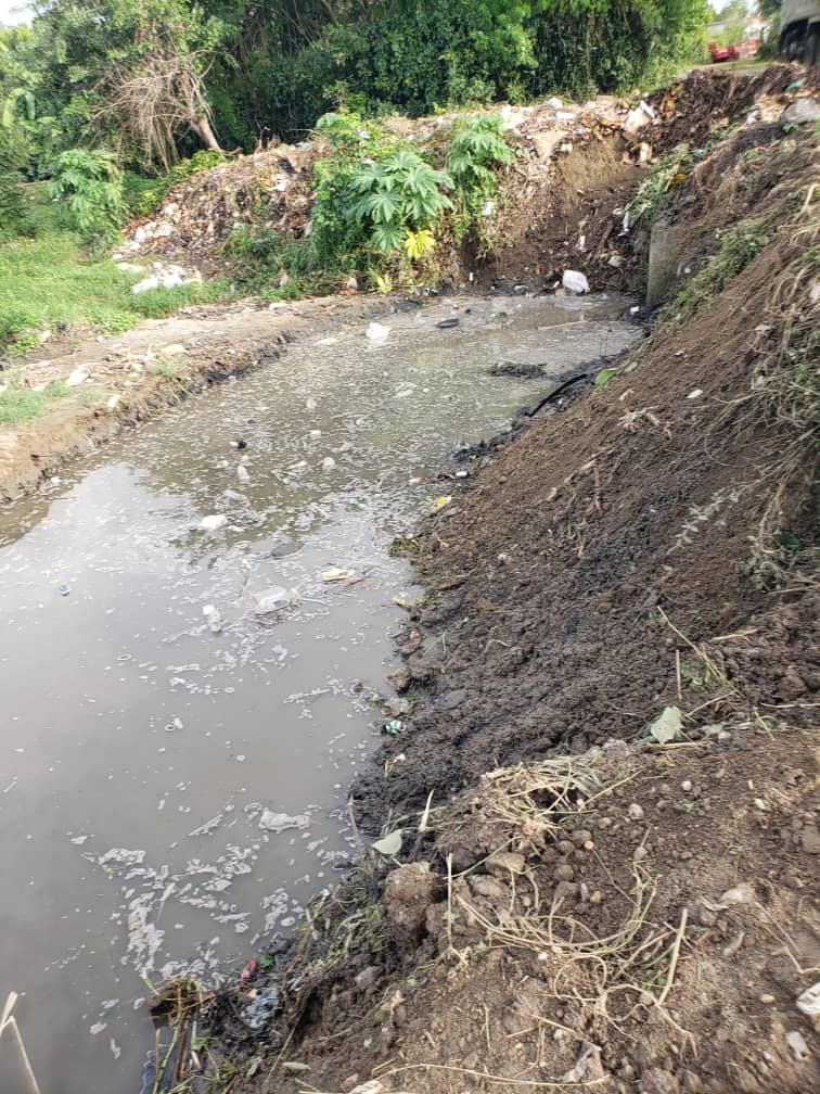 ReynaG40646's tweet image. 🇨🇺🌵🇨🇺#PoderPopular 
Ante el eminente paso del Hiracàn Melissa continúan las acciones de desobstrucción y saneamiento en cañadas y puentes del municipio #LasTunas.