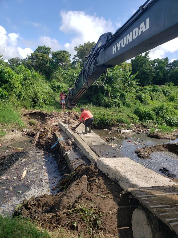 ReynaG40646's tweet image. 🇨🇺🌵🇨🇺#PoderPopular 
Ante el eminente paso del Hiracàn Melissa continúan las acciones de desobstrucción y saneamiento en cañadas y puentes del municipio #LasTunas.