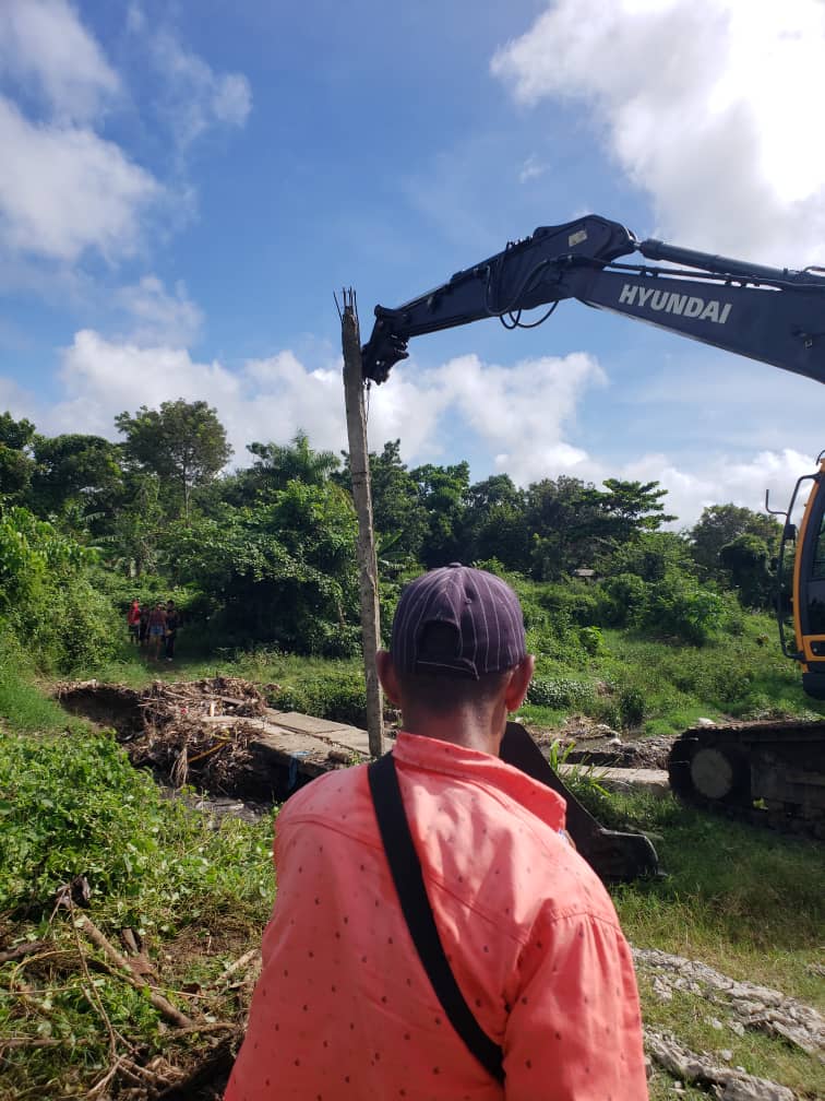 ReynaG40646's tweet image. 🇨🇺🌵🇨🇺#PoderPopular 
Ante el eminente paso del Hiracàn Melissa continúan las acciones de desobstrucción y saneamiento en cañadas y puentes del municipio #LasTunas.