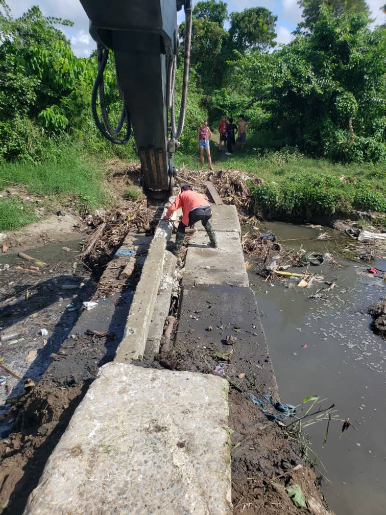 ReynaG40646's tweet image. 🇨🇺🌵🇨🇺#PoderPopular 
Ante el eminente paso del Hiracàn Melissa continúan las acciones de desobstrucción y saneamiento en cañadas y puentes del municipio #LasTunas.