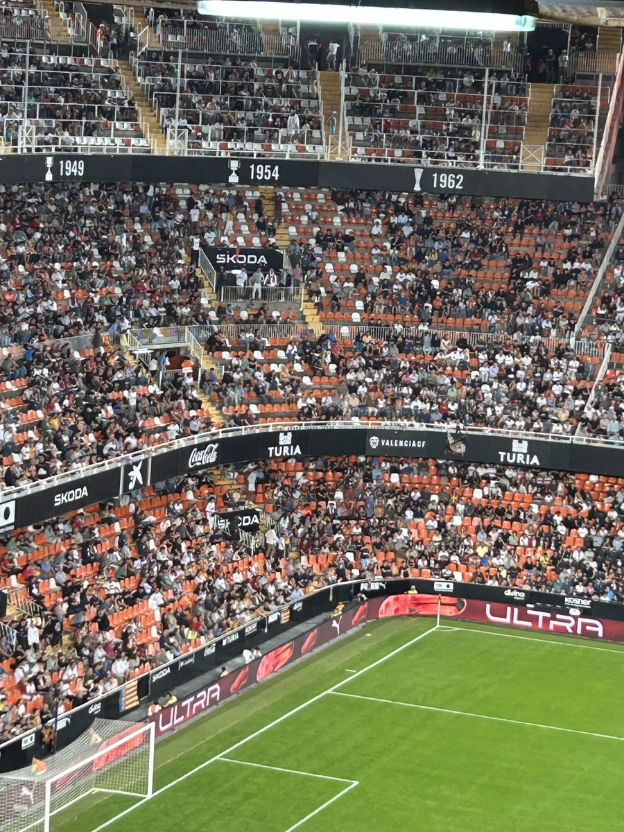 Mandismo23's tweet photo. Su campo se ve así y va intentando dar lecciones de afición eh

Equipo de los chinos con afición de plástico. https://t.co/UvLuFg6OjX