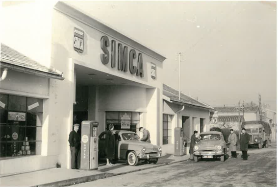 YannRobichon's tweet image. Happy #SaturdaySimca / #SimcaSaturday!...
Garage Simca à Castres (Tarn), vers 1955. 
#Auto #Aronde #Automobile #Automobiles #Autos #Car #CarHistory #Cars #CarsHistory #ClassicCar #ClassicCars #Photographie #Photography #RetroCar #RetroCars #SimcaInEnglish #VintageCar #VintageCars